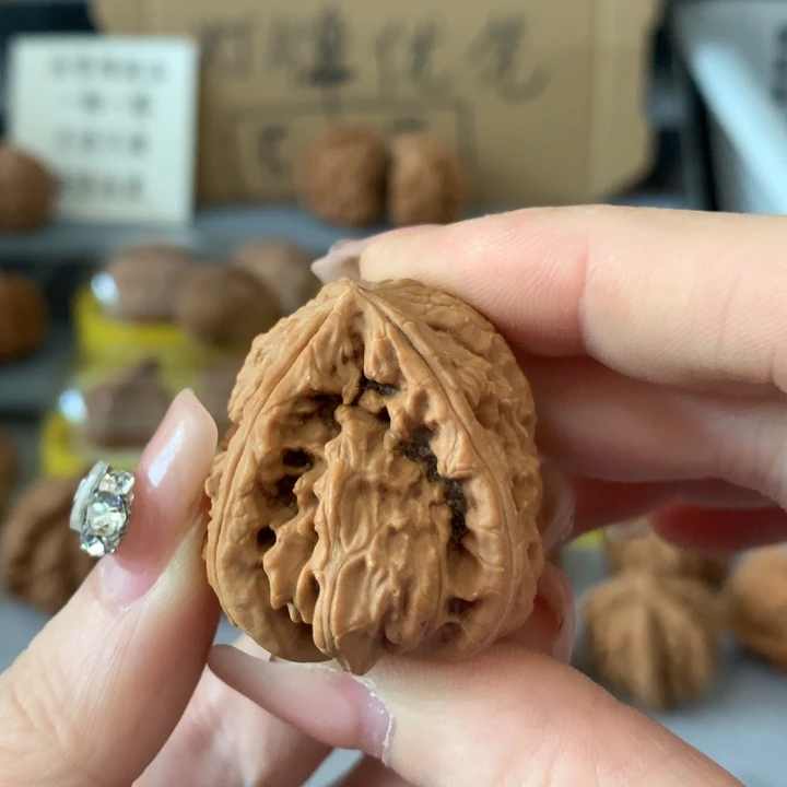 笑***D吊坠文玩核桃异形单只，有瑕疵