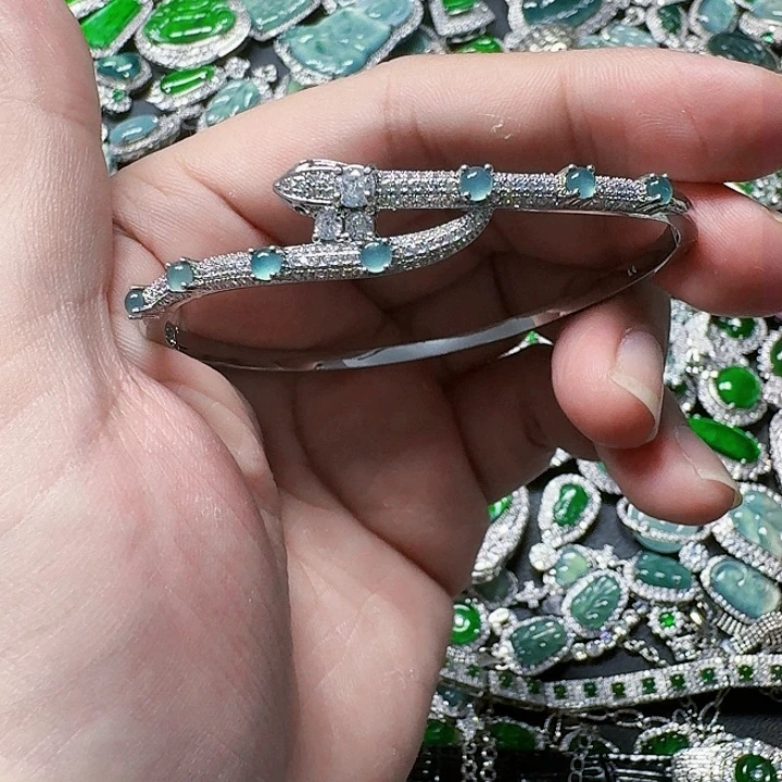 翡翠颈饰未镶嵌天然A货翡翠放漏