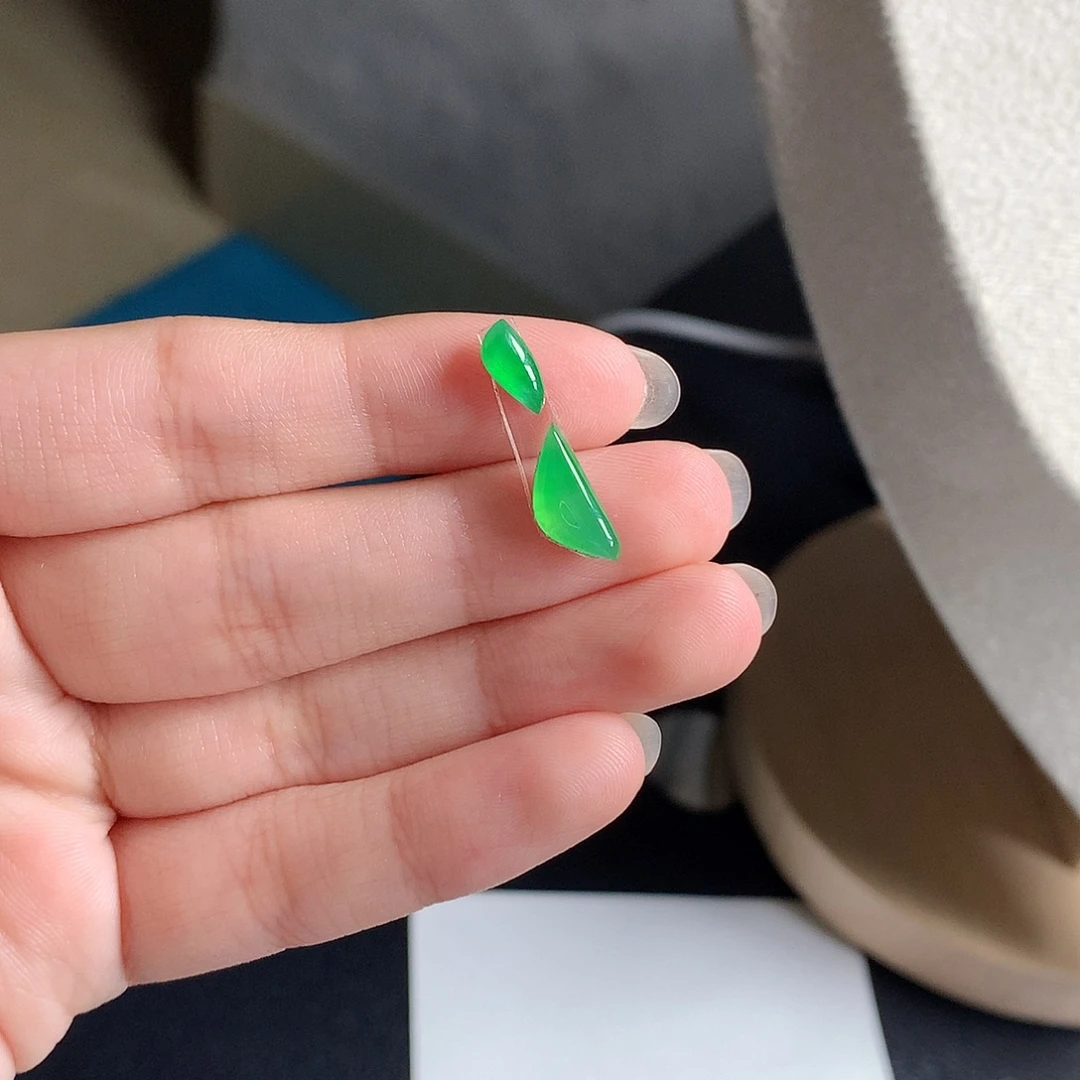 翡翠裸石缅甸天然A货翡翠阳绿随形一套