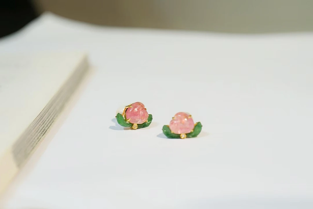 18k金镶嵌碧玺桃子老翡翠叶子耳钉