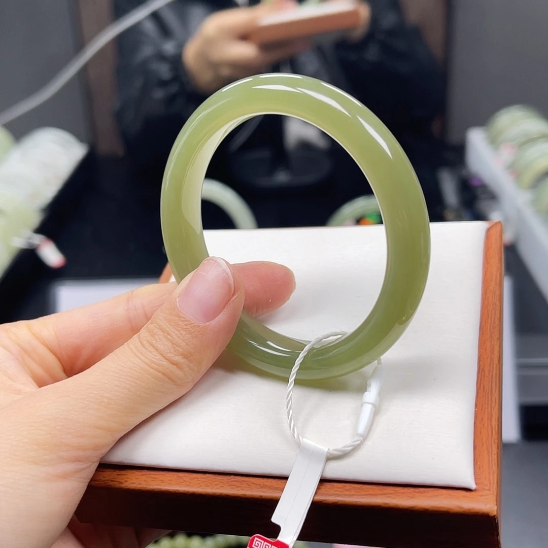 和田玉未镶嵌手镯