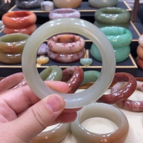 未镶嵌手镯石英质玉