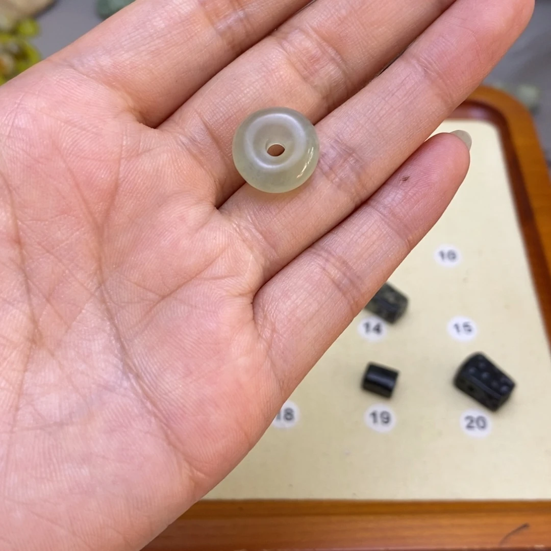 水***发蛇纹石玉未镶嵌配饰