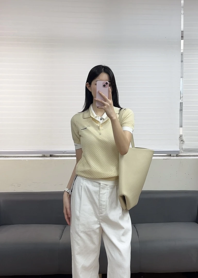 黄色三粒扣镂空字母刺绣休闲翻领POLO衫