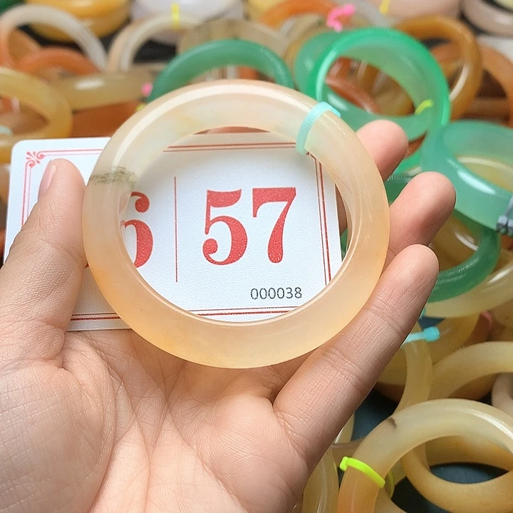 未镶嵌石英质玉（黄龙玉）手镯