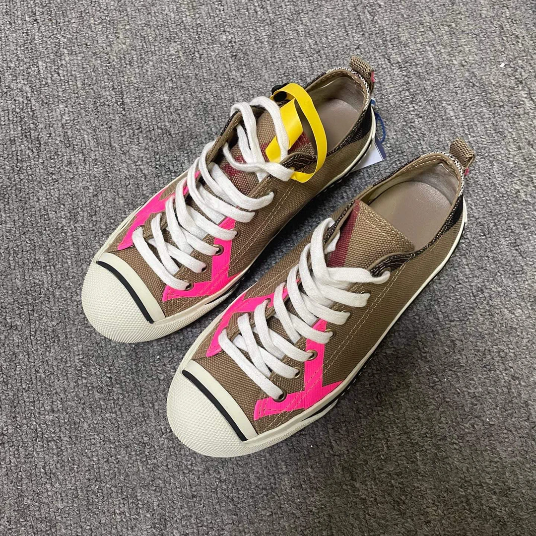95新 BURBERRY/博柏利 低帮时尚板鞋  36码/12407