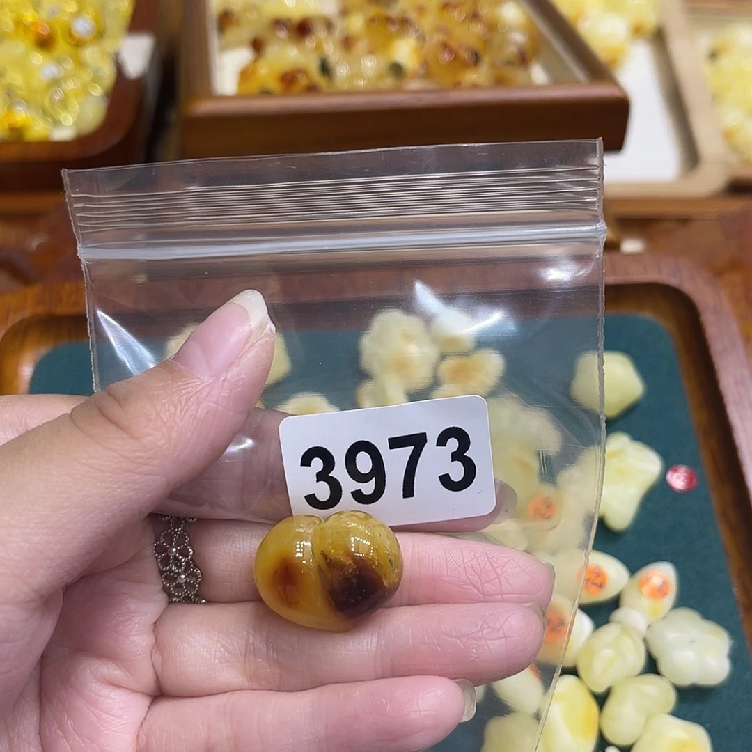 琥珀未镶嵌颈饰蜜蜡