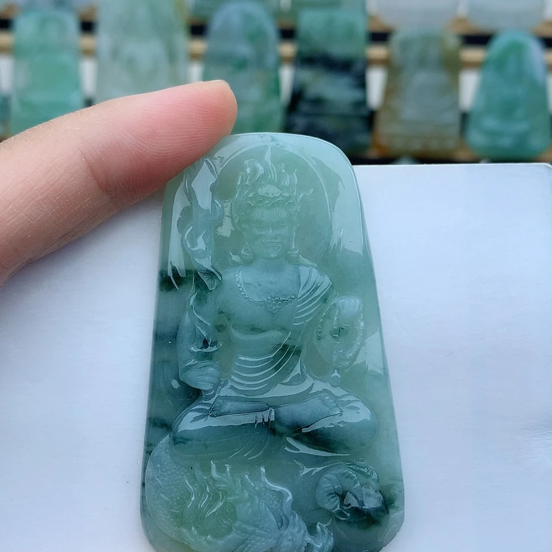 翡翠未镶嵌颈饰不动明王