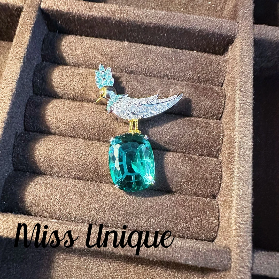 A4110 绿色石上鸟胸针