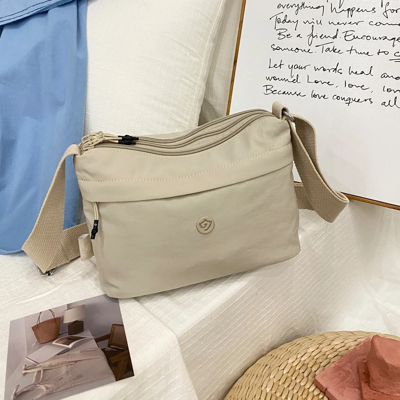 韩版多层款轻便时尚女士斜挎包简约休闲包通勤拉链纯色单肩女包