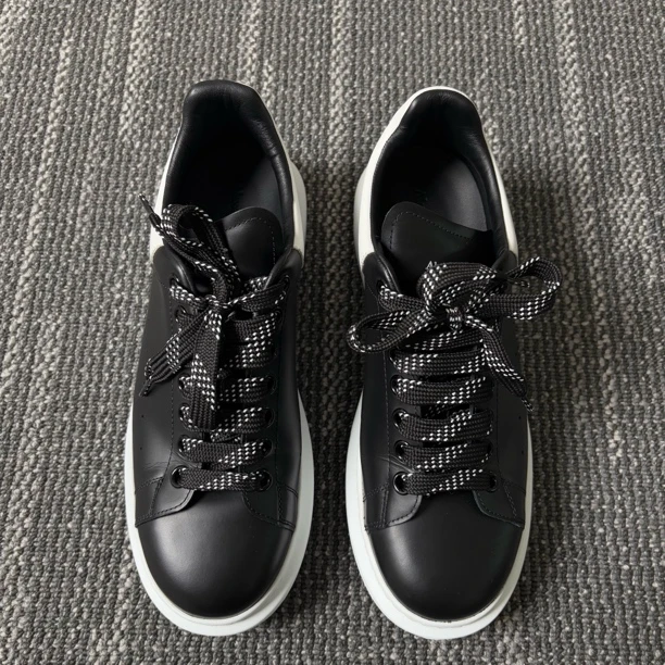 99新 Alexander McQueen/亚历山大·麦昆 牛皮圆头板鞋/41码/1282