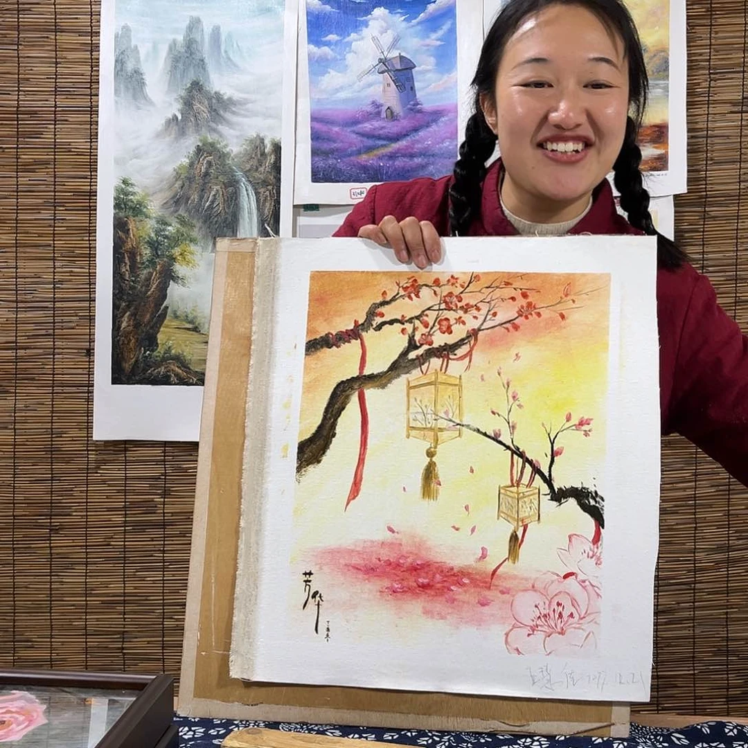 油画映*红行路人小院绘画