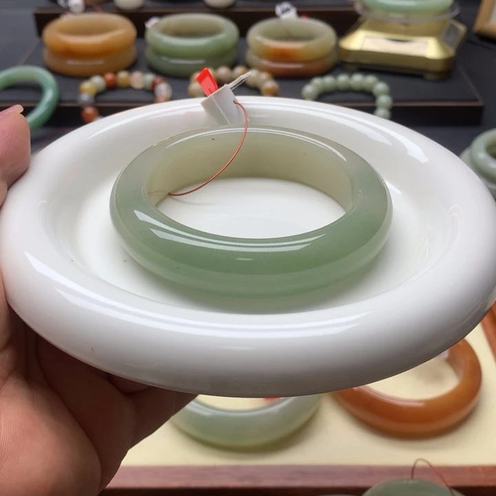 未镶嵌手镯石英岩玉