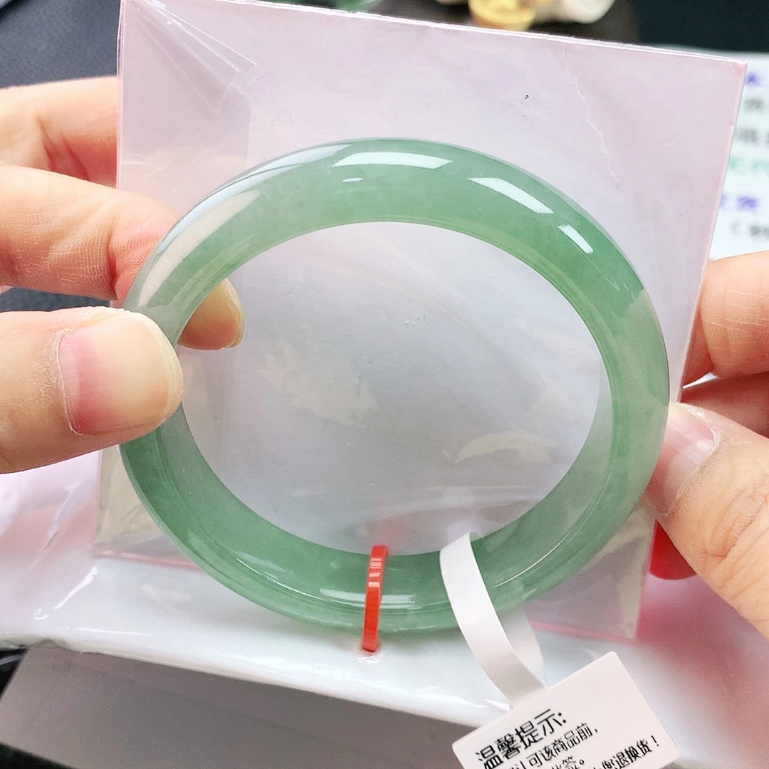 翡翠手镯未镶嵌55圈