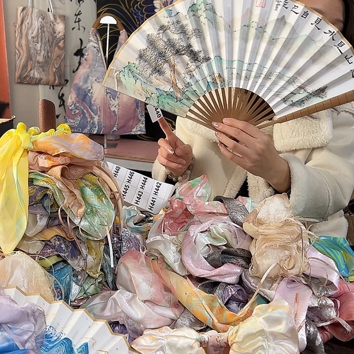 L****440手绘折扇不退不换