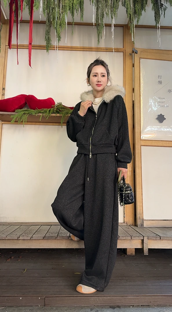 韩版冬季时尚气质显瘦百搭加绒休闲毛领帽子拉链卫衣套装