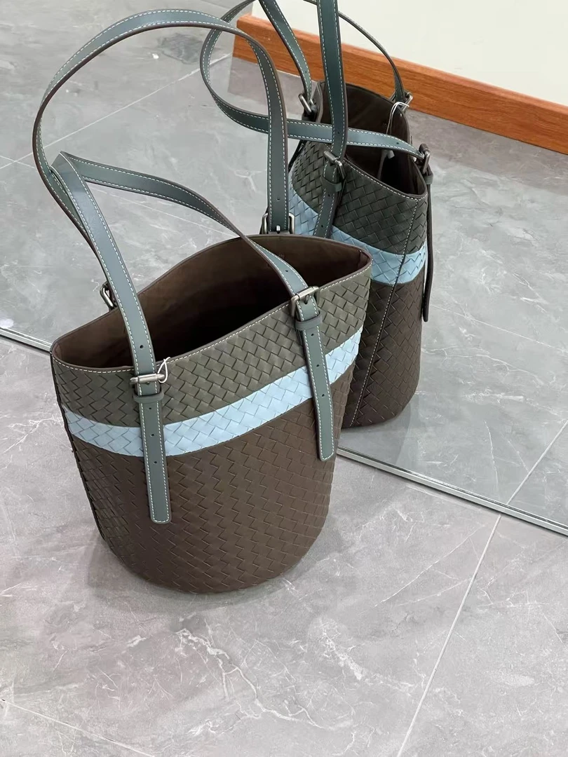 新款拼色羊皮编织水桶包，配全羊皮内胆包，可手提单肩腋下背