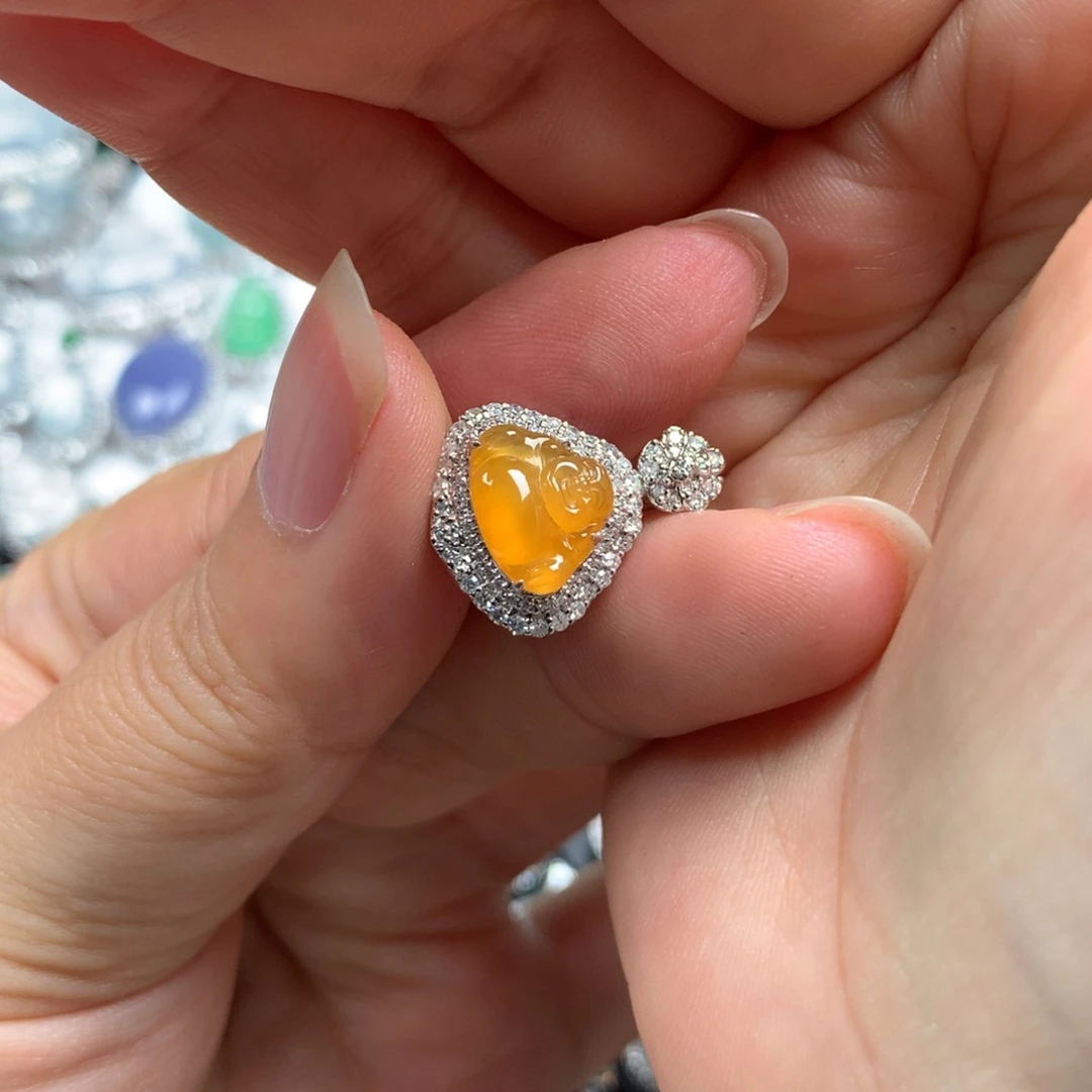 颈饰18K金镶嵌翡翠指甲黄翡佛