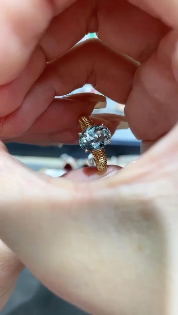 18K金镶嵌海蓝宝石戒指