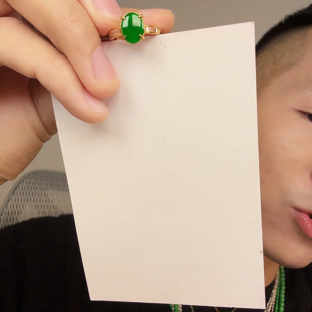 翡翠未镶嵌颈饰一件