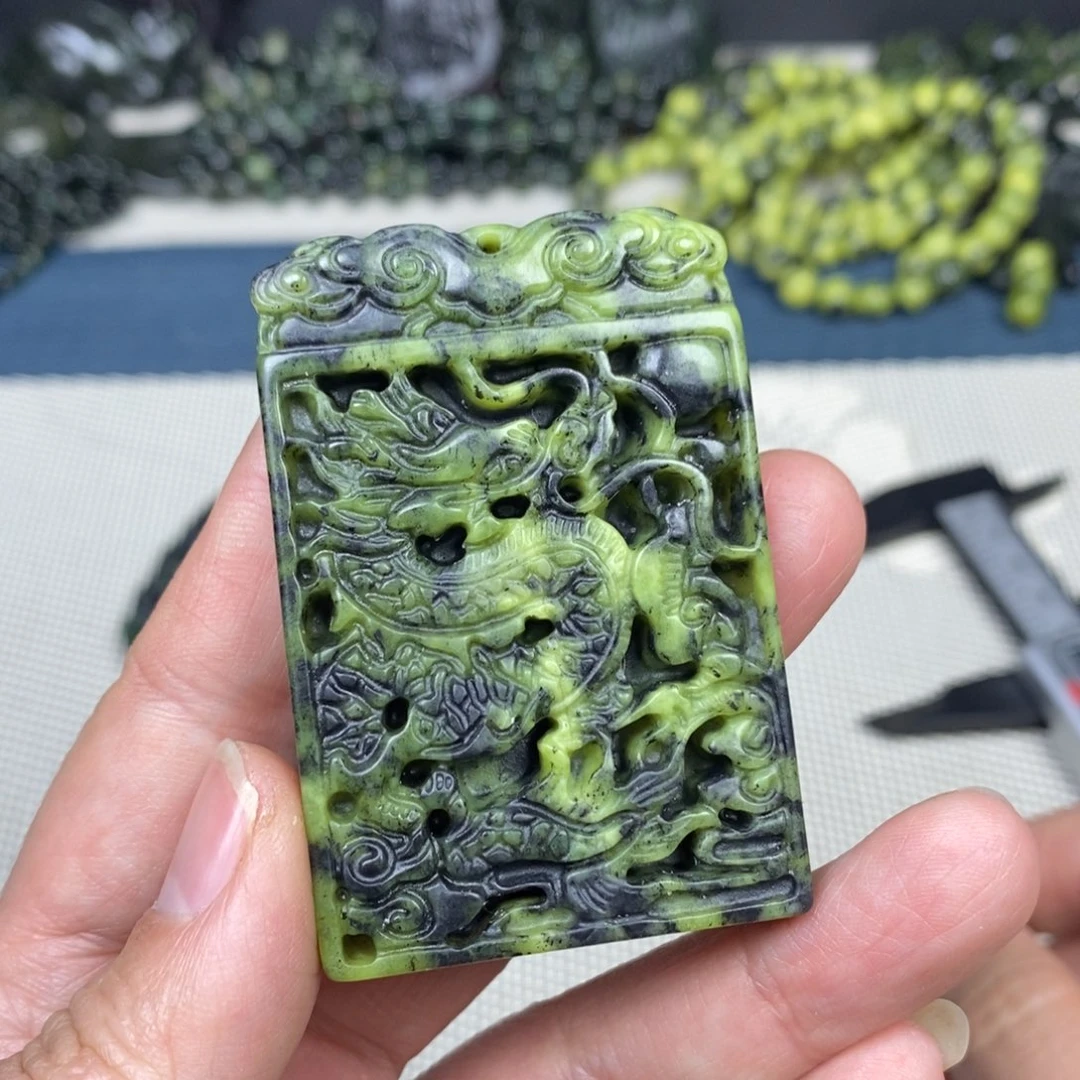 蛇纹石玉未镶嵌颈饰黄翠绿6×4cm龙牌