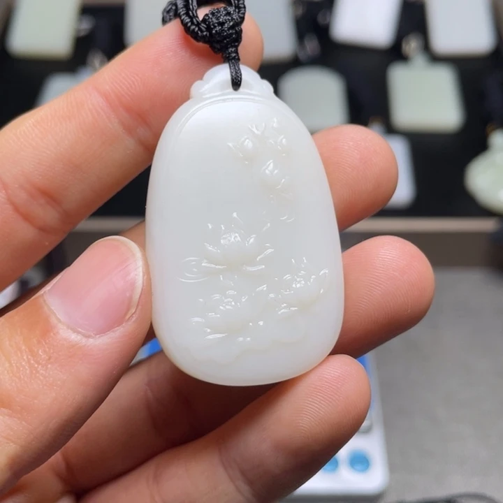 我***神和田玉未镶嵌颈饰