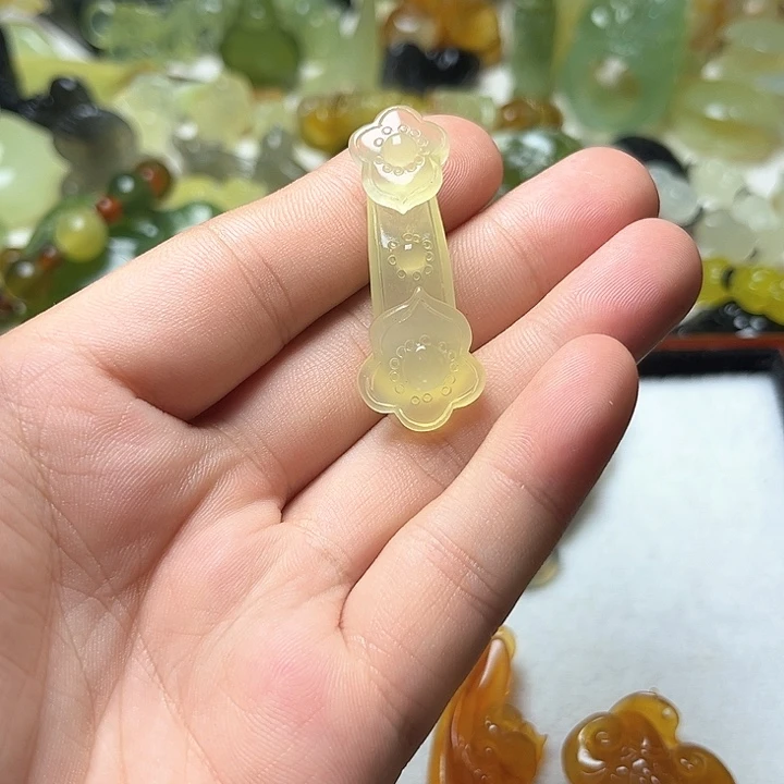 未镶嵌蛇纹石玉颈饰晓***话