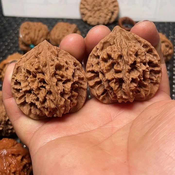 文玩核桃吊坠45蝴蝶红官帽