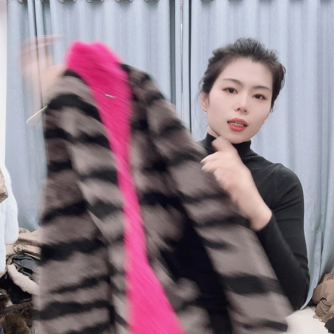 皮草搭配黑色西装