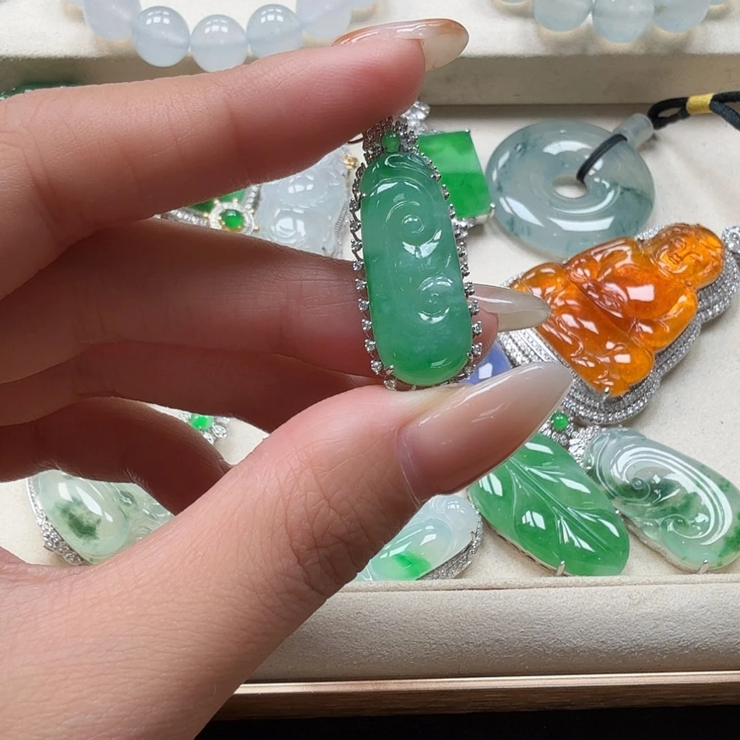 翡翠18K金镶嵌颈饰