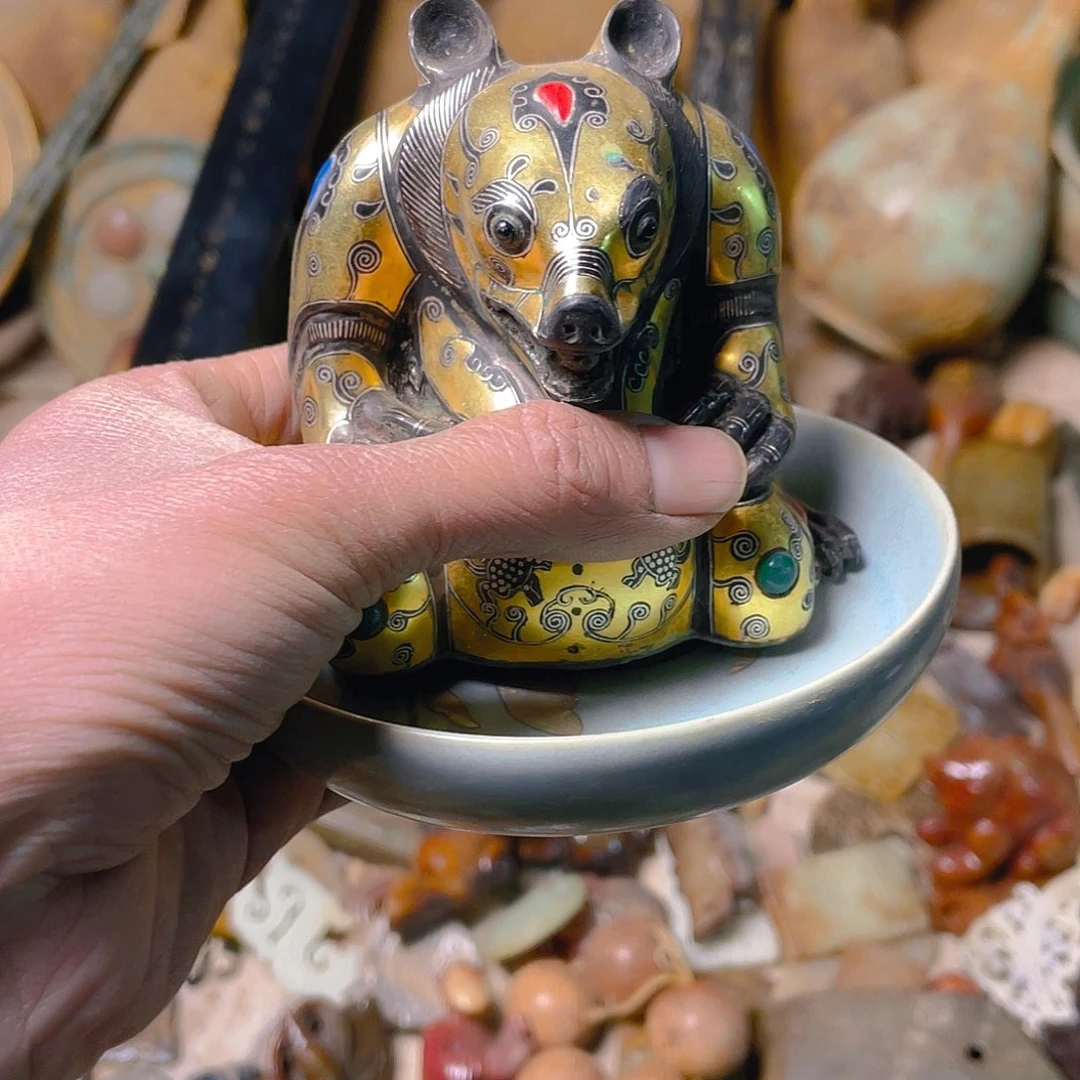 摆件阿*哥坎坎坷坷过了那么多年终于