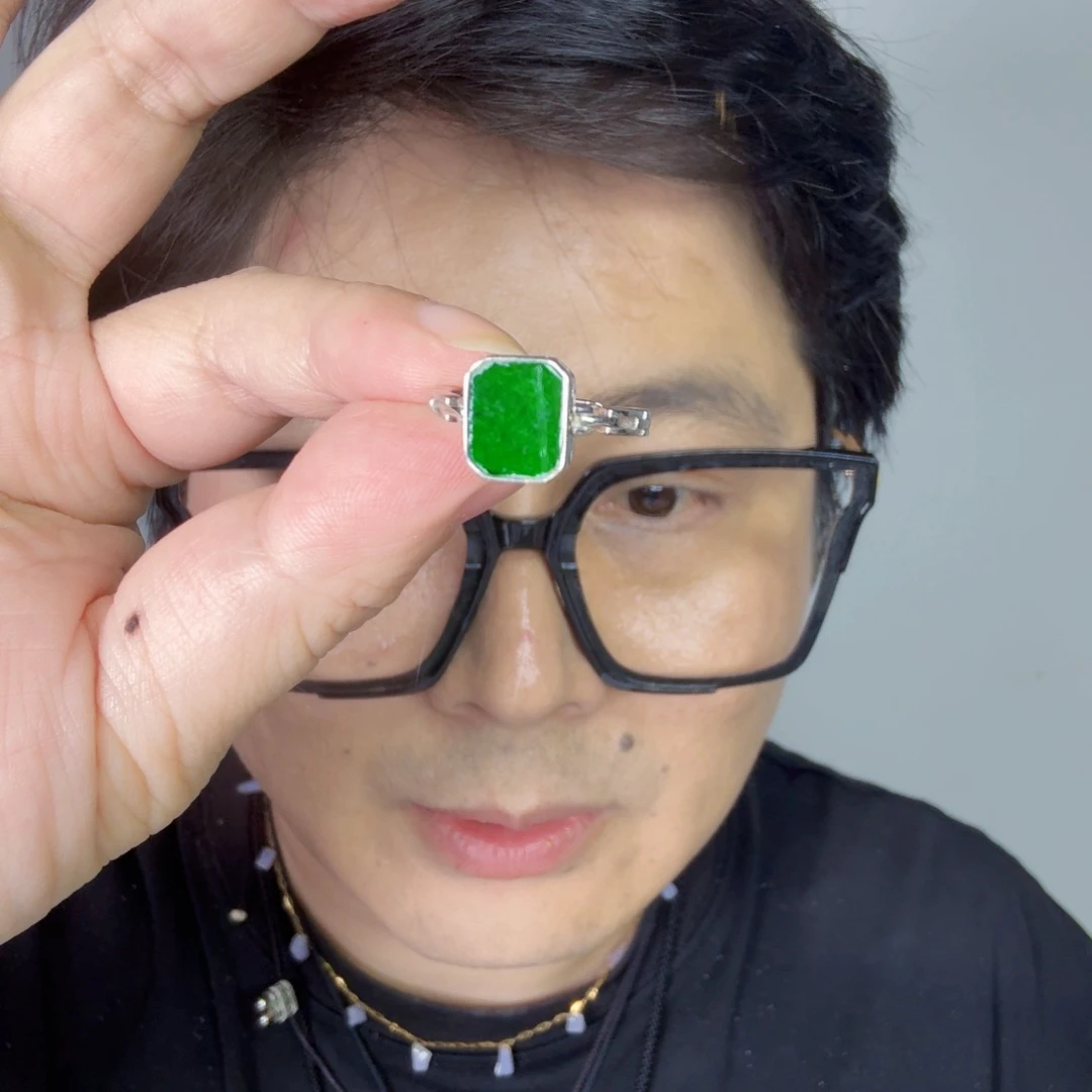 翡翠未镶嵌颈饰一件