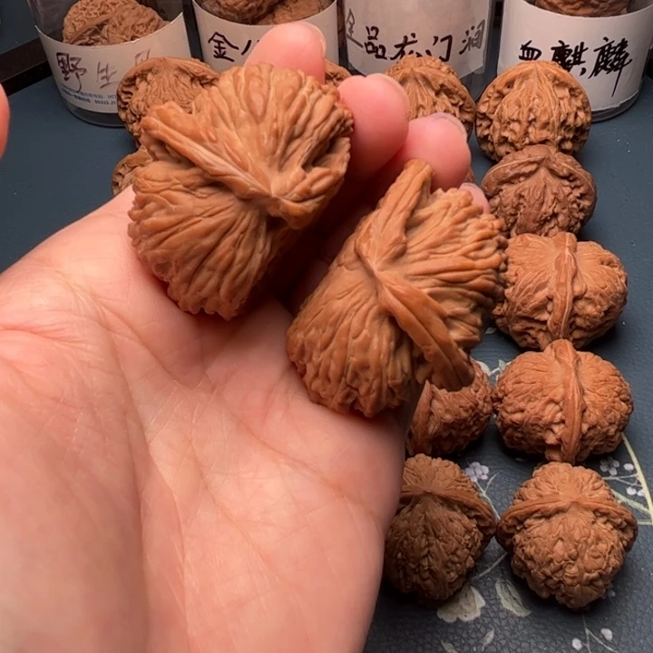 文玩核桃吊坠白狮子半壁江山