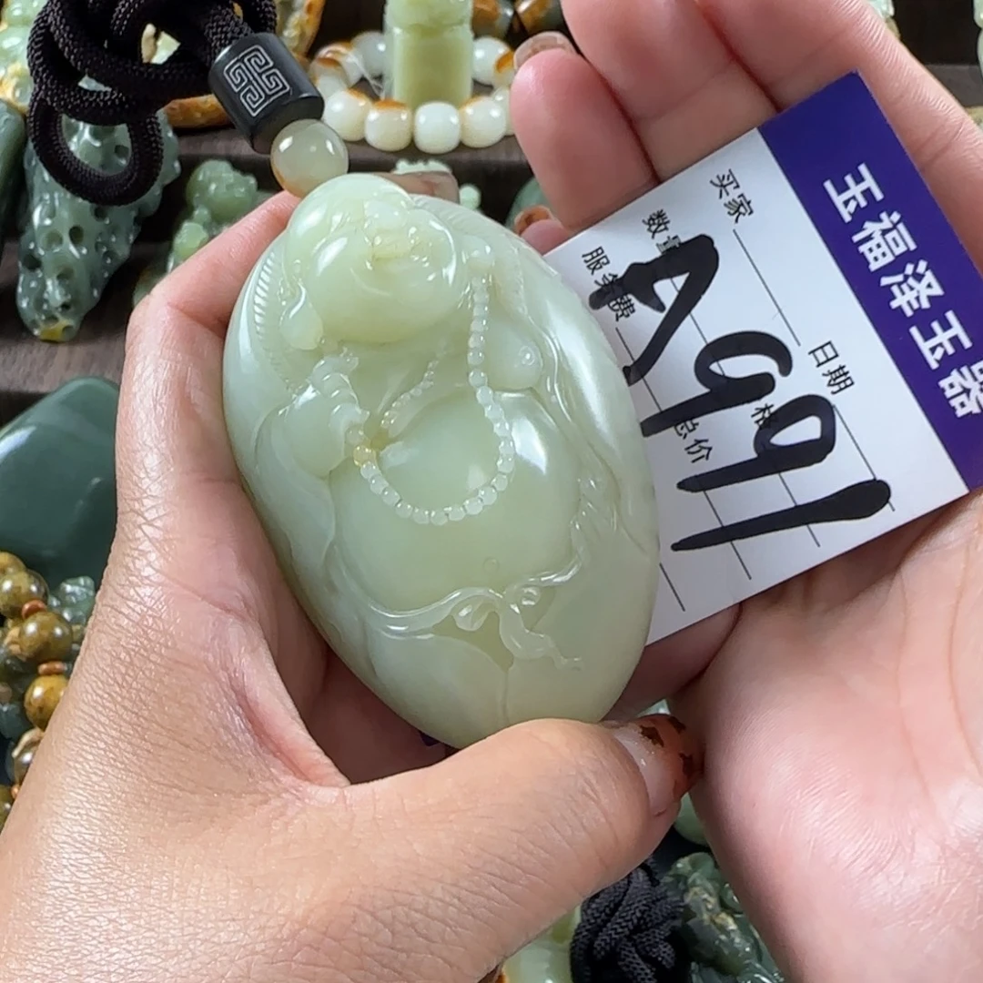 巴***瓦透闪石质玉未镶嵌把件