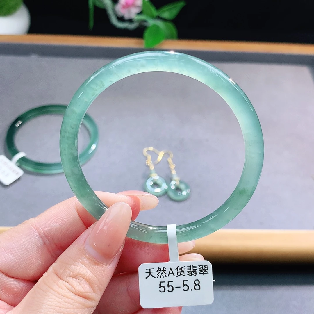 未镶嵌手镯（圆镯）翡翠