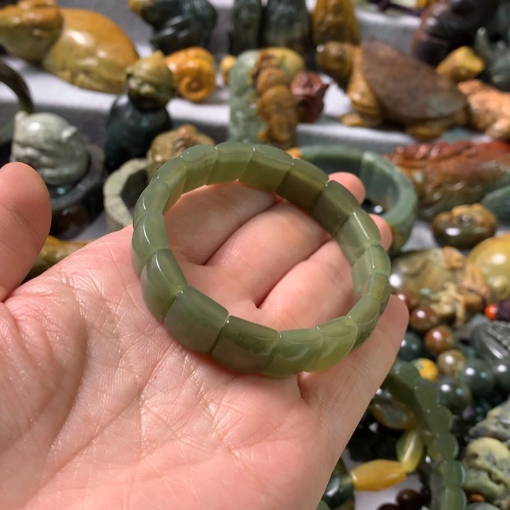 未镶嵌岫岩河磨玉（透闪石质玉）把件