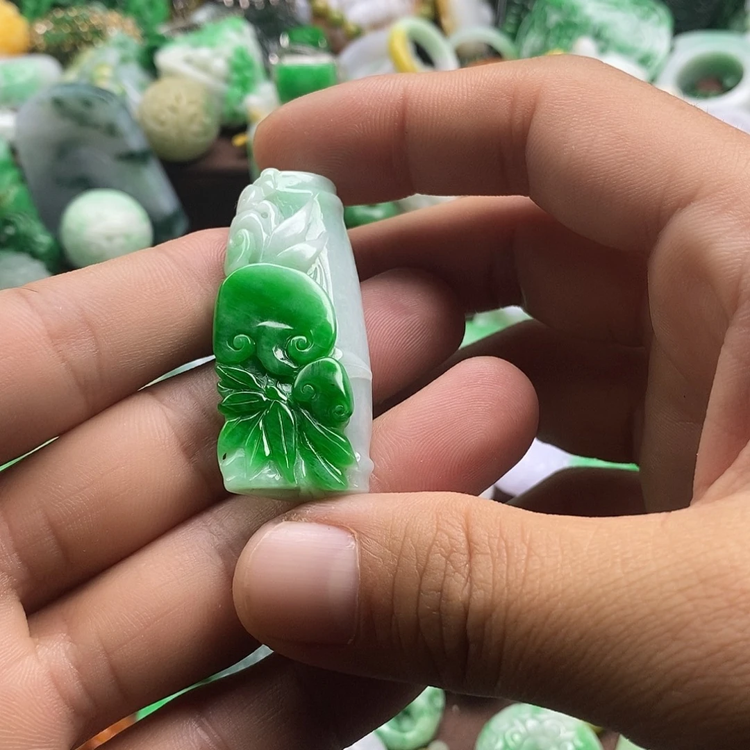 翡翠未镶嵌颈饰竹节