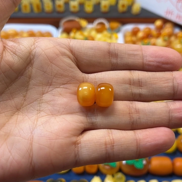 琥珀未镶嵌裸石卡12加老蜡墩一对微瑕漏