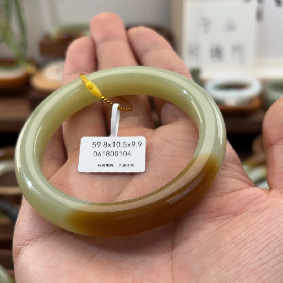 娟***言和田玉（糖玉）手镯未镶嵌