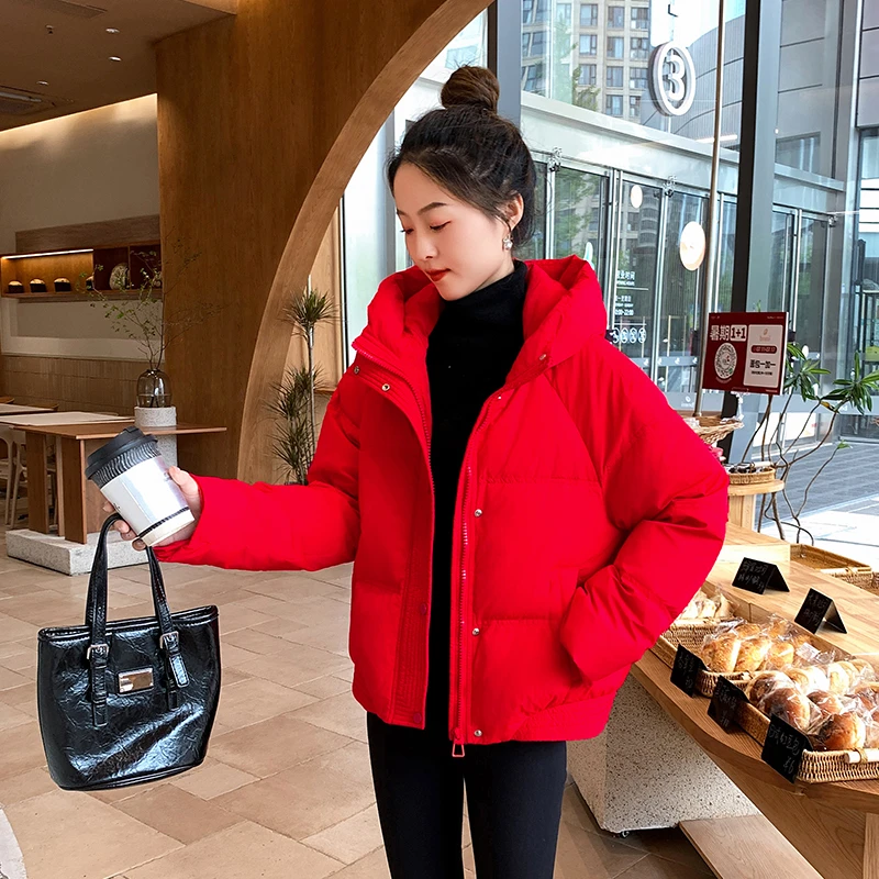 羽绒服2025年新款女短款连帽红色时尚减龄小个子白鸭绒冬季外套潮