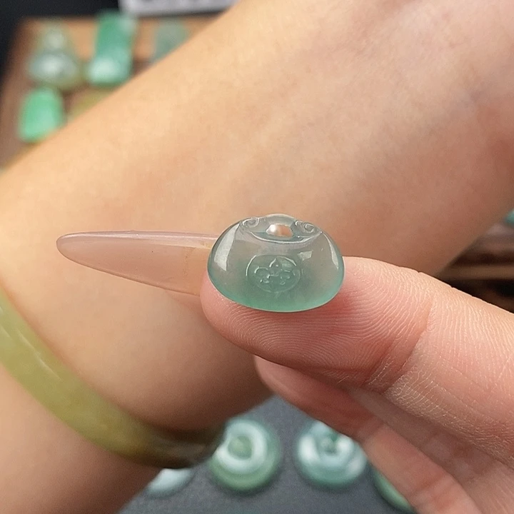 翡翠未镶嵌颈饰锁包