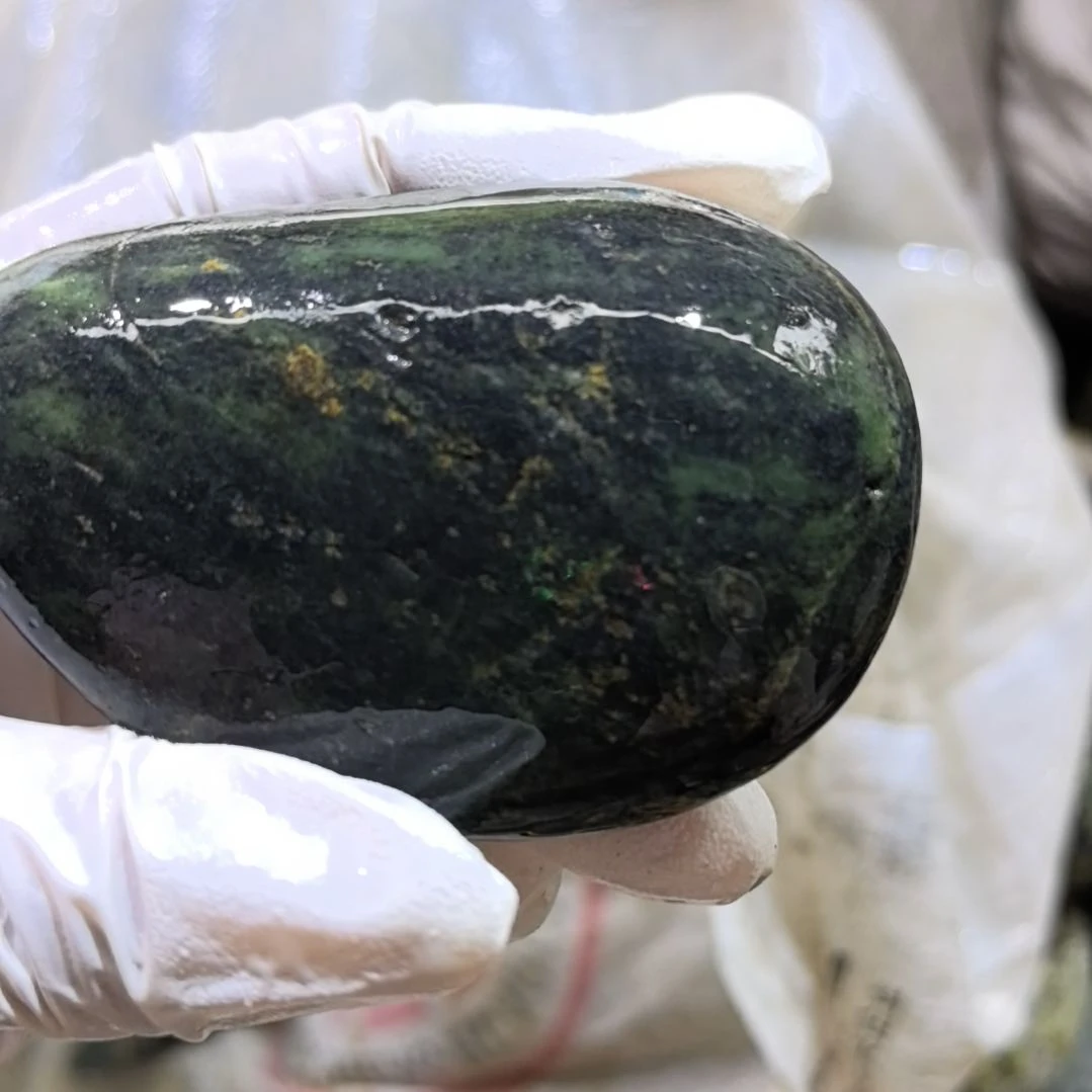 M***o木藏玉药王石原石手把件