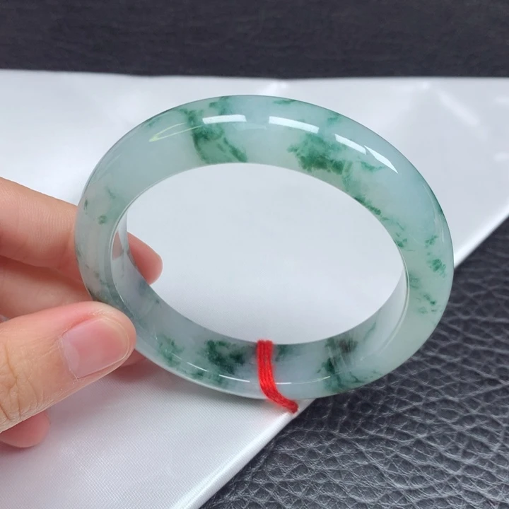 翡翠手镯未镶嵌。