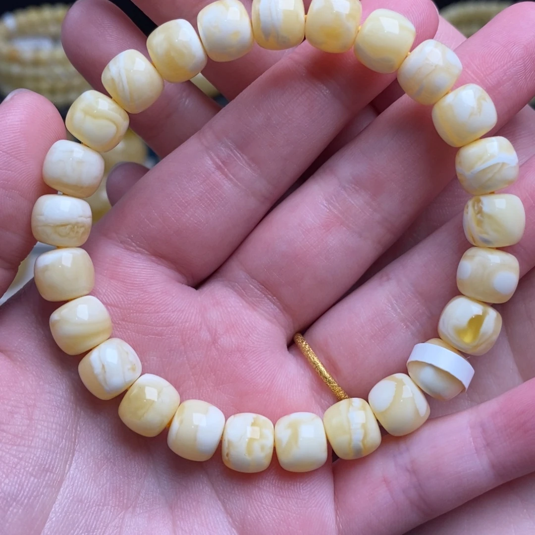 宇***哥蜜蜡未镶嵌珠宝奇石