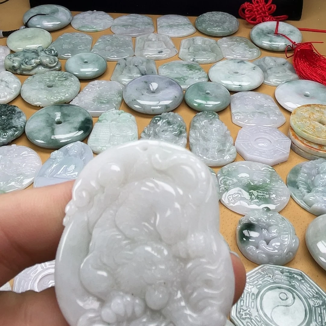 翡翠未镶嵌颈饰虎