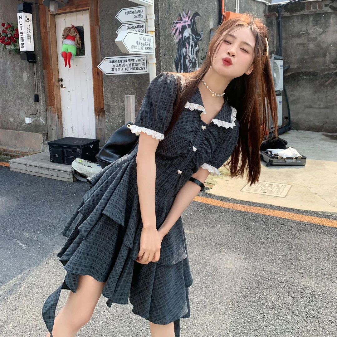 2025夏季新款法式复古娃娃领格子女装连衣裙收腰不规则拖尾短裙子