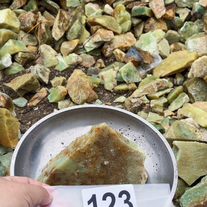 未镶嵌蛇纹石玉珠宝半成品