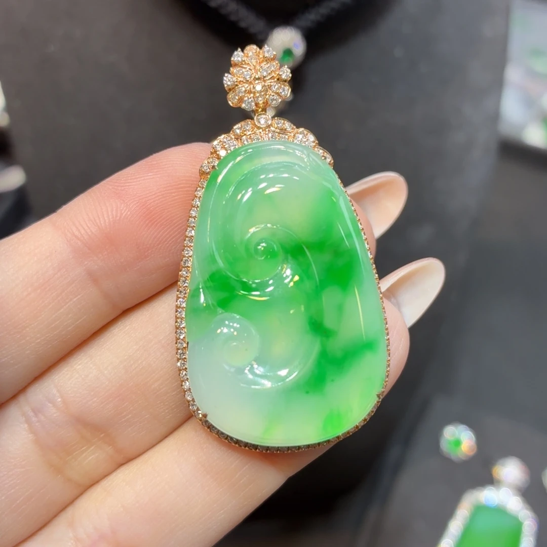 颈饰18K金镶嵌翡翠