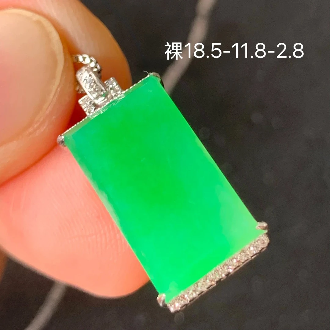 高冰阳绿无事牌天然翡翠吊坠 镶嵌精致