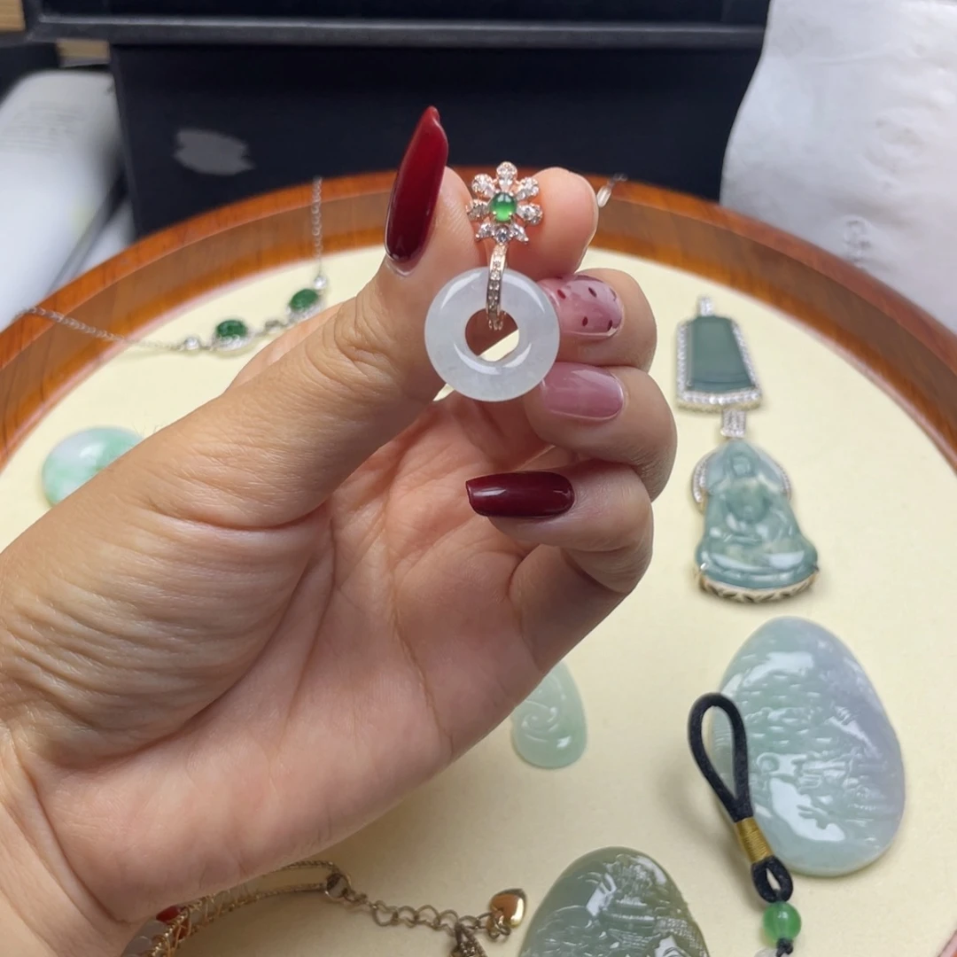 翡翠未镶嵌颈饰甜甜圈